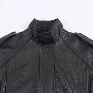 Giacca bomber da donna in ecopelle nera con colletto alla coreana e mostrine sulle spalle