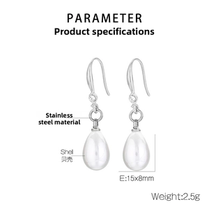 Détail des boucles d'oreilles goutte en nacre avec crochets en acier et zircon blanc