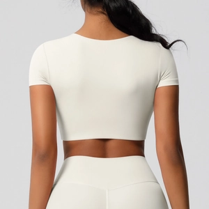 Vue arrière du haut de yoga court crème en tissu extensible avec coupe ajustée