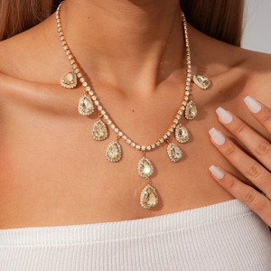 Détail du collier avec pendentifs poire champagne et incrustation de cristaux fins