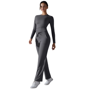 Ensemble de yoga gris foncé avec haut à manches longues et pantalon évasé à cordon taille haute