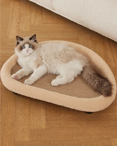 Dettaglio di cuccia in sisal per gatti con bordo morbido e tiragraffi su parquet