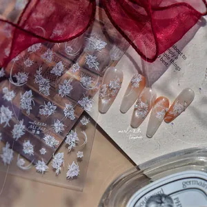 Détail de stickers à ongles 3D blancs floraux MS 848 avec manucure dégradée vintage