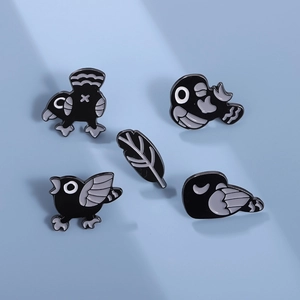 Lot de 5 broches en émail en forme d'oiseaux de dessin animé et plume noir et blanc