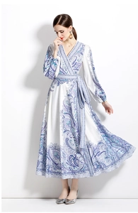 Détail de la robe portefeuille à col en V avec imprimé paisley et manches lanternes