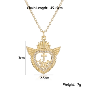 Detailed view of gold heart MOM pendant with dimensions 2.5x3cm and 45+5cm chain length
