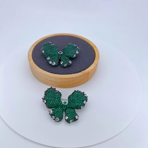 Broche papillon luxueuse ornée de zircons verts et finition en or noir