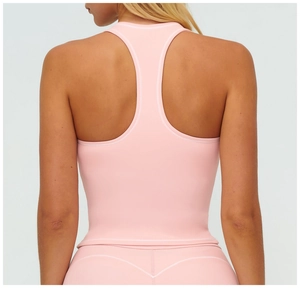 Vue détaillée du gilet de sport rose avec dos nageur et coutures plates professionnelles