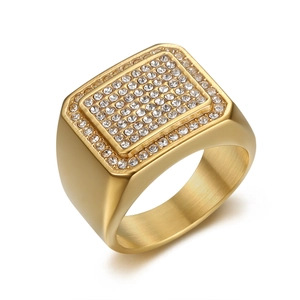 Bague hip-hop dorée pour homme avec face carrée ornée de cristaux étincelants pavés