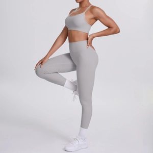 Detailansicht graues Yoga-Set mit Racerback-BH und High-Waist-Leggings aus Nylon