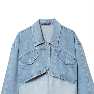 Kurze hellblaue Jeansjacke mit Farbverlauf und zwei Taschen in flacher Liegeansicht