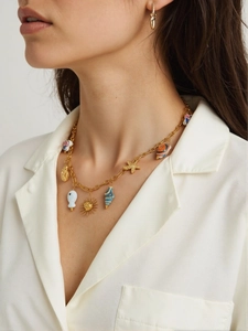 Mannequin portant collier en acier doré avec pendentifs émaillés de style marin