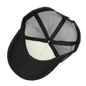 Detail der schwarzen Trucker Cap mit atmungsaktivem Mesh und verstellbarem Verschluss