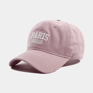 Gros plan sur la broderie 3D PARIS FRENCH blanche d'une casquette en coton rose