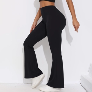 Seitenansicht der schwarzen High-Waist Yoga-Hose mit Lifting-Effekt und ausgestelltem Bein