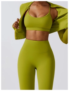 Détail d'un ensemble de fitness 3 pièces vert olive avec veste et legging de yoga taille haute