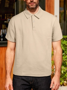 Gros plan du polo beige en maille gaufrée montrant la texture premium et le col boutonné