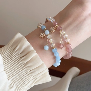 Bracelets élastiques à perles de quartz fraise et fleurs en rose et bleu clair