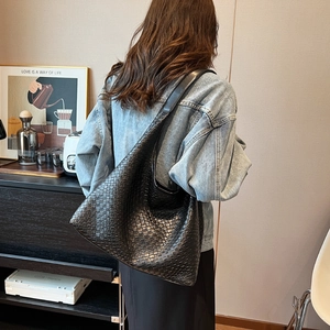 Retro large capacity black woven hobo shoulder bag for women with Intrecciato texture