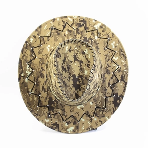 Vue de dessus d'un chapeau de cow-boy camouflage avec imprimé pixel et coutures noires