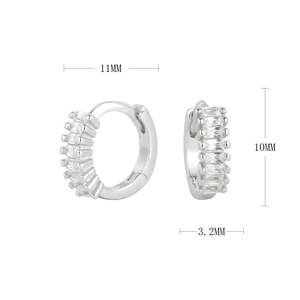 Vue détaillée des boucles d'oreilles en argent avec zircons rectangulaires et dimensions