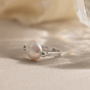 Dettaglio dell'anello placcato oro 18k con perla bianca naturale e sfere d'argento