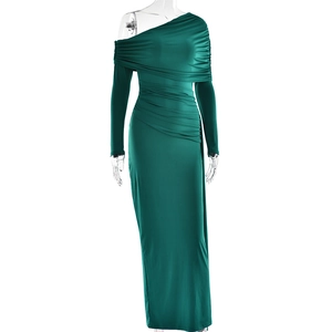 Vue détaillée d'une robe moulante vert foncé avec fronces élégantes et tissu satiné