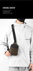 Bolso de pecho marrón con patrón geométrico en modelo para moda masculina y ocio