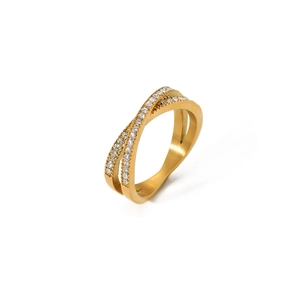Détail d'une bague croisée en acier inoxydable plaqué or 18 carats avec pierres de zircon