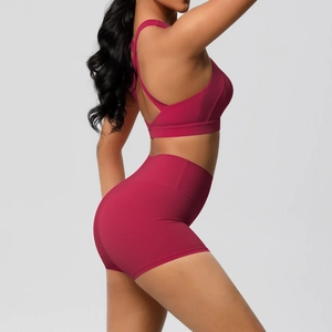Detail von beerpinkem Sport-BH mit Kreuzrücken und Yoga-Shorts mit hoher Taille
