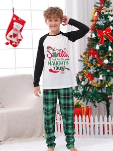 Détail d'un pyjama de Noël pour enfants avec imprimé Dear Santa et pantalon à carreaux