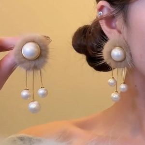 Boucles d'oreilles perles avec garniture en peluche et glands dorés style élégant