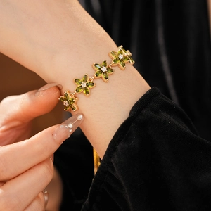 Detailaufnahme des verstellbaren Blumenarmbands mit olivgrünen Zirkonia-Steinen