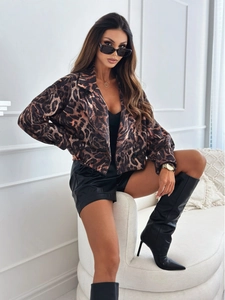 Detailweergave van de double-breasted korte blazer met luipaardprint en reverskraag dames