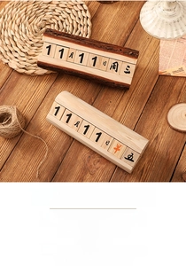 Vue détaillée d'un calendrier perpétuel en bois rustique sur un bureau de style vintage