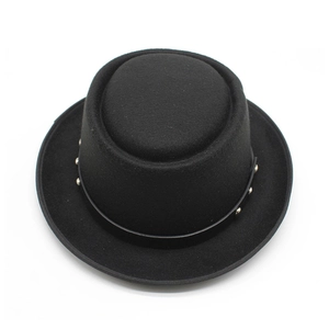 Chapeau pork pie noir en laine avec calotte plate et bande en cuir ornée de rivets argentés