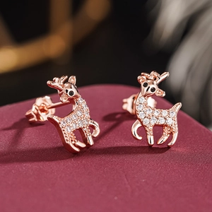 Macro di orecchini a forma di renna in oro rosa con zirconi su espositore rosso