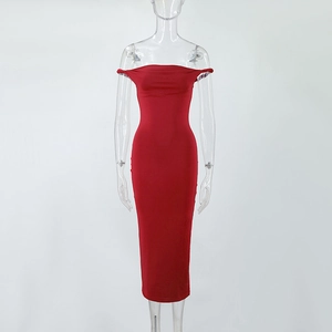 Détail de la robe mi-longue rouge à épaules dénudées avec tissu lisse et coupe slim