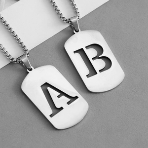 Colliers avec pendentifs lettres A et B ajourées en acier inoxydable argenté pour femme