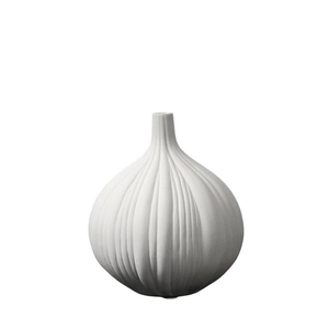 Vaso moderno minimalista in ceramica bianca a forma di aglio con striature verticali decor