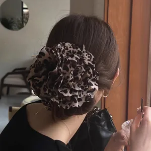 Braune Haarklammer mit Leopardenmuster und Blumen-Design für elegante Hochsteckfrisuren