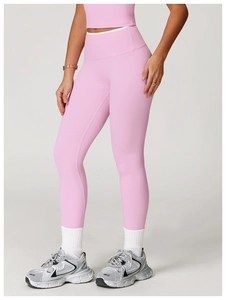 Detailansicht der rosa High-Waist-Yogahose mit kontrastierendem weißem Taillenbund