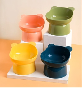 Vue détaillée de bols pour chats colorés avec support surélevé et oreilles d'ours