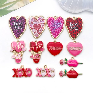 Détails des breloques émaillées en forme de cœur et rose pour la création de bijoux DIY
