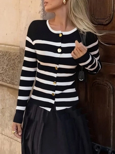 Gilet en maille rayé noir et blanc à manches longues avec col rond et boutons dorés
