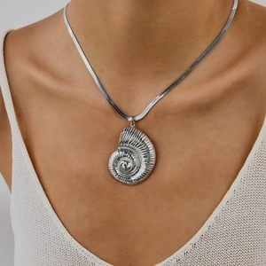 Collier pendentif coquillage ammonite en acier argenté sur une chaîne serpent chic