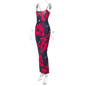 Vue détaillée de face d'une robe longue moulante à col en U avec imprimé floral rouge