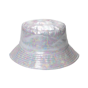 Detail eines laser-silbernen Fischerhuts mit holografischem Finish und wasserfestem Stoff
