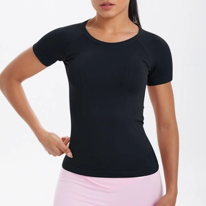 Dettagli della maglietta sportiva slim-fit con cuciture curate e tessuto traspirante