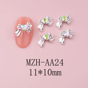 Dettaglio macro di ciondoli per unghie a fiocco argento 11x10mm con strass a cuore